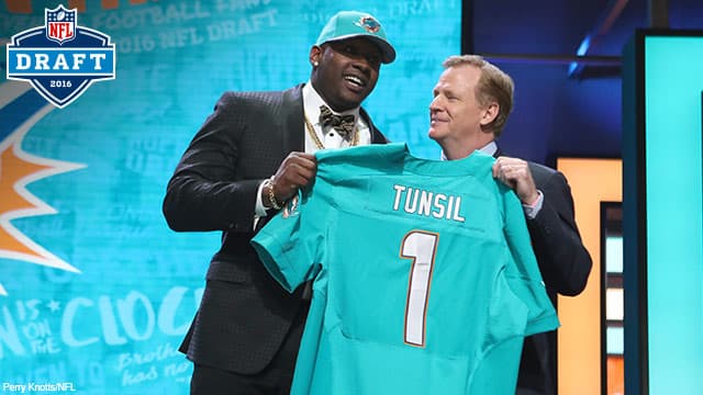 Video fumando con máscara de gas hace caer a Tunsil a Miami