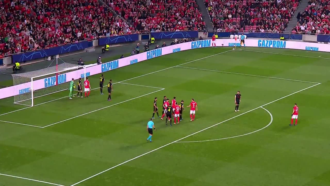 ¡AUTOGOL! de Sébastien Haller para Benfica.