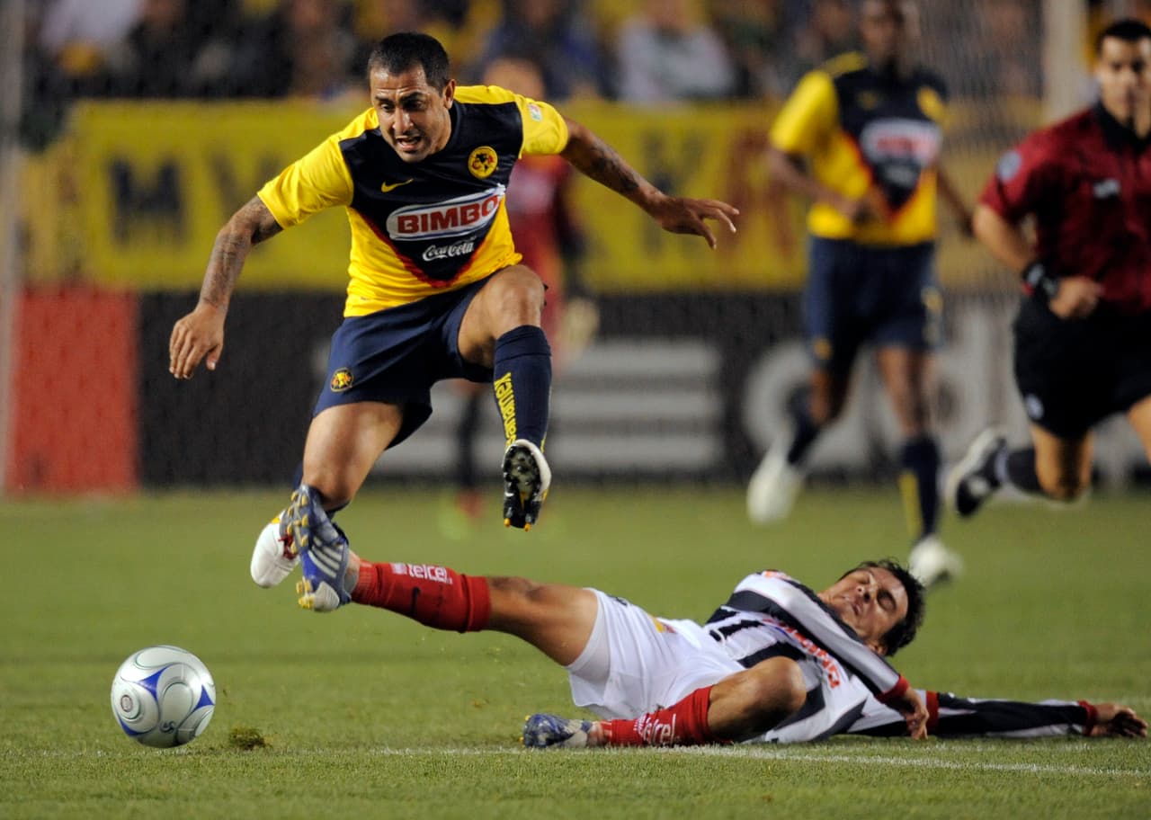 Fue entonces que llegó a River Plate, donde gradualmente subió su nivel. Para el segundo semestre del 2004 jugó para el Saturn de Rusia y, el avance mostrado en River, volvió a quedar inconcluso.