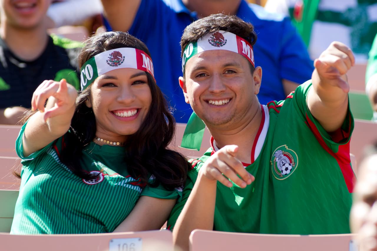 Con sombreros, maquillaje, máscaras y sobre todo, mucha actitud y mucha fiesta, la afición mexicana de Los Angeles apoyó de gran manera al TRI en su partido ante Croacia.