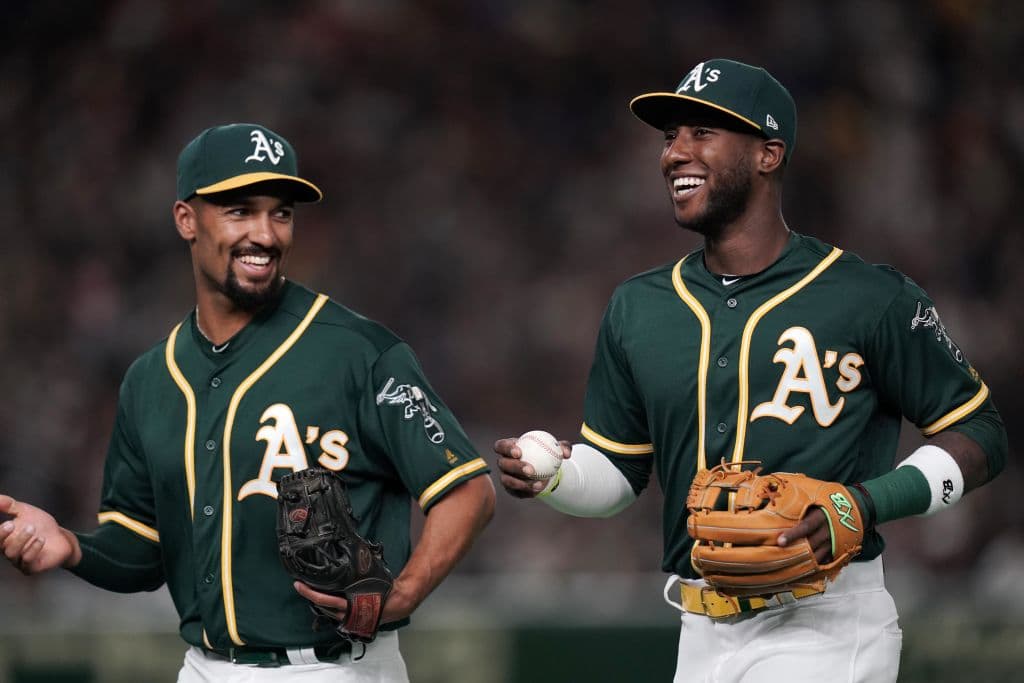 Marcus Semien (izq) y Jurickson Profar de los Oakland Athletics sonríen porque cada vez está más cercano el día del inicio de la temporada 2019 de las Ligas Mayores. Por el momento su equipo está en Japón.