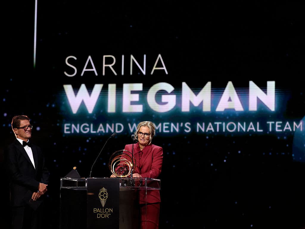 Sarina Wiegman, seleccionadora de Inglaterra, ganó el Trofeo Johan Cruyff a la mejor entrenadora del año.