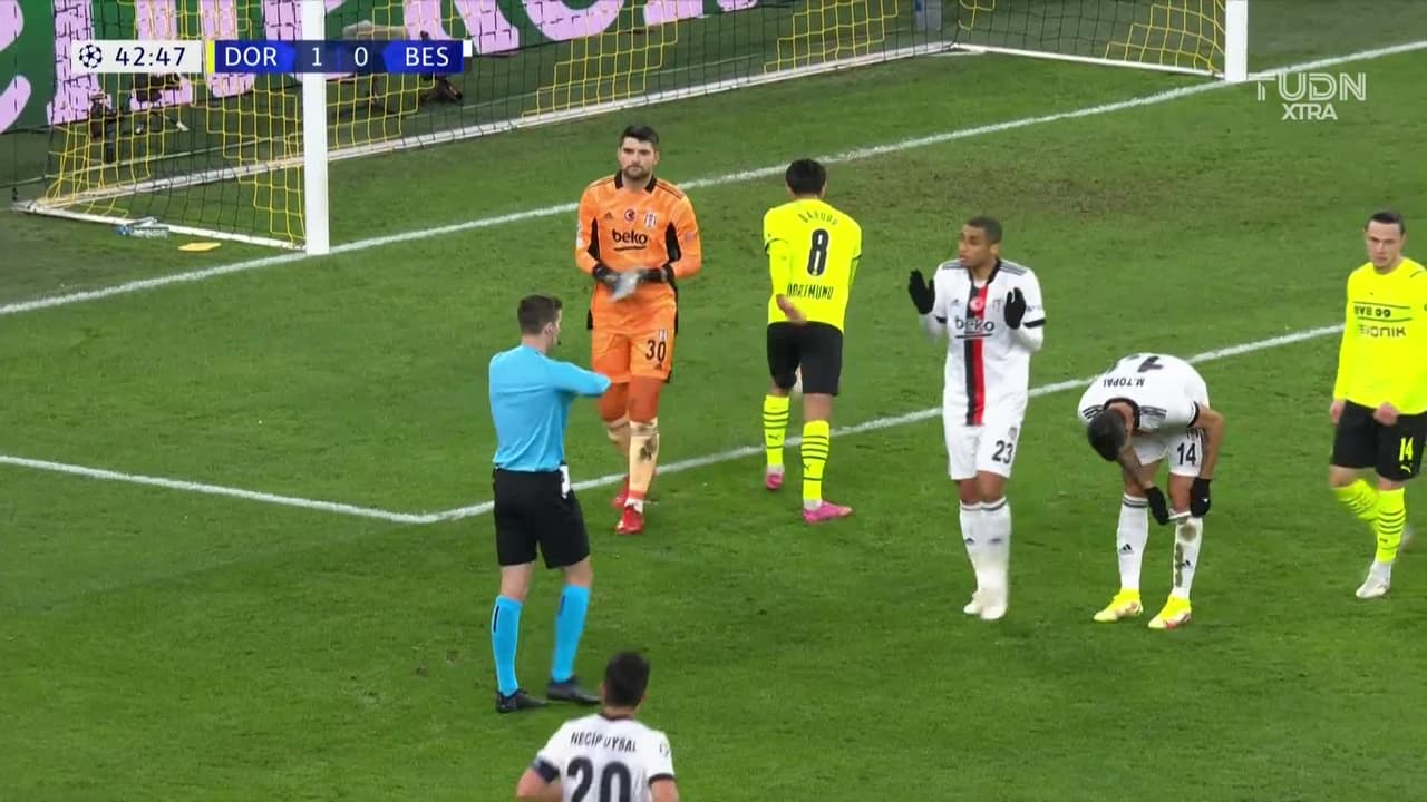 ¡Expulsión! El árbitro saca la roja directa a Welinton.