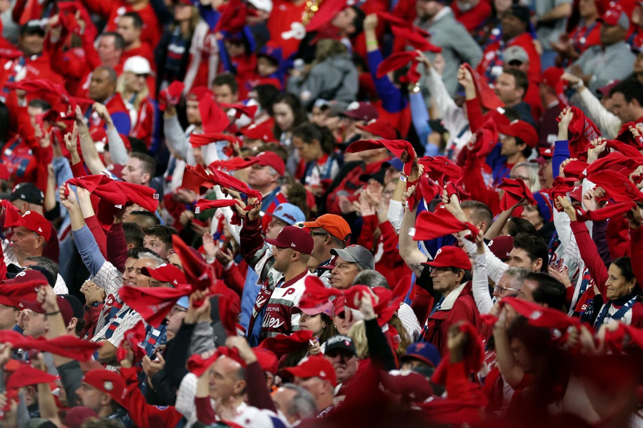 Antes de que comenzara la serie, los Phillies habían sido catalogados como los desvalidos valientes después de ingresar a los playoffs de la Liga Nacional como el sembrado más bajo de los seis equipos. Pero fueron los Phillies quienes demostraron ser los más dominantes de los dos equipos en el tercer juego, conectando cinco jonrones ante el abridor de los Astros, Lance McCullers Jr., quien fue sacado en la quinta entrada.
