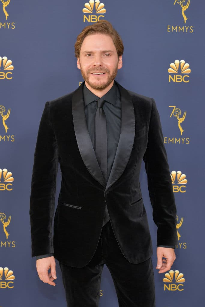 Cuando despierta ocho meses después, su hijo hará lo posible y lo imposible para que no se entere de que está viviendo en una Alemania reunificada y capitalista. Su objetivo es convertir el apartamento familiar en una isla anclada en el pasado, una especie de museo del socialismo en el que su madre viva cómodamente creyendo que nada ha cambiado.
<br>