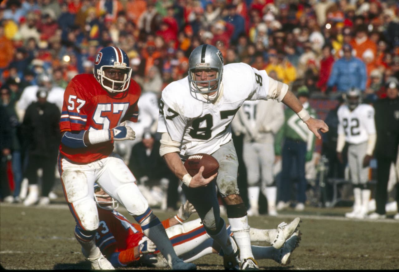 1977 los Denver Broncos debutaron en el Campeonato de la AFC ante Oakland Raiders. Ganaron 20 - 17 y luego perderpian el Super Bowl XII con Dallas.