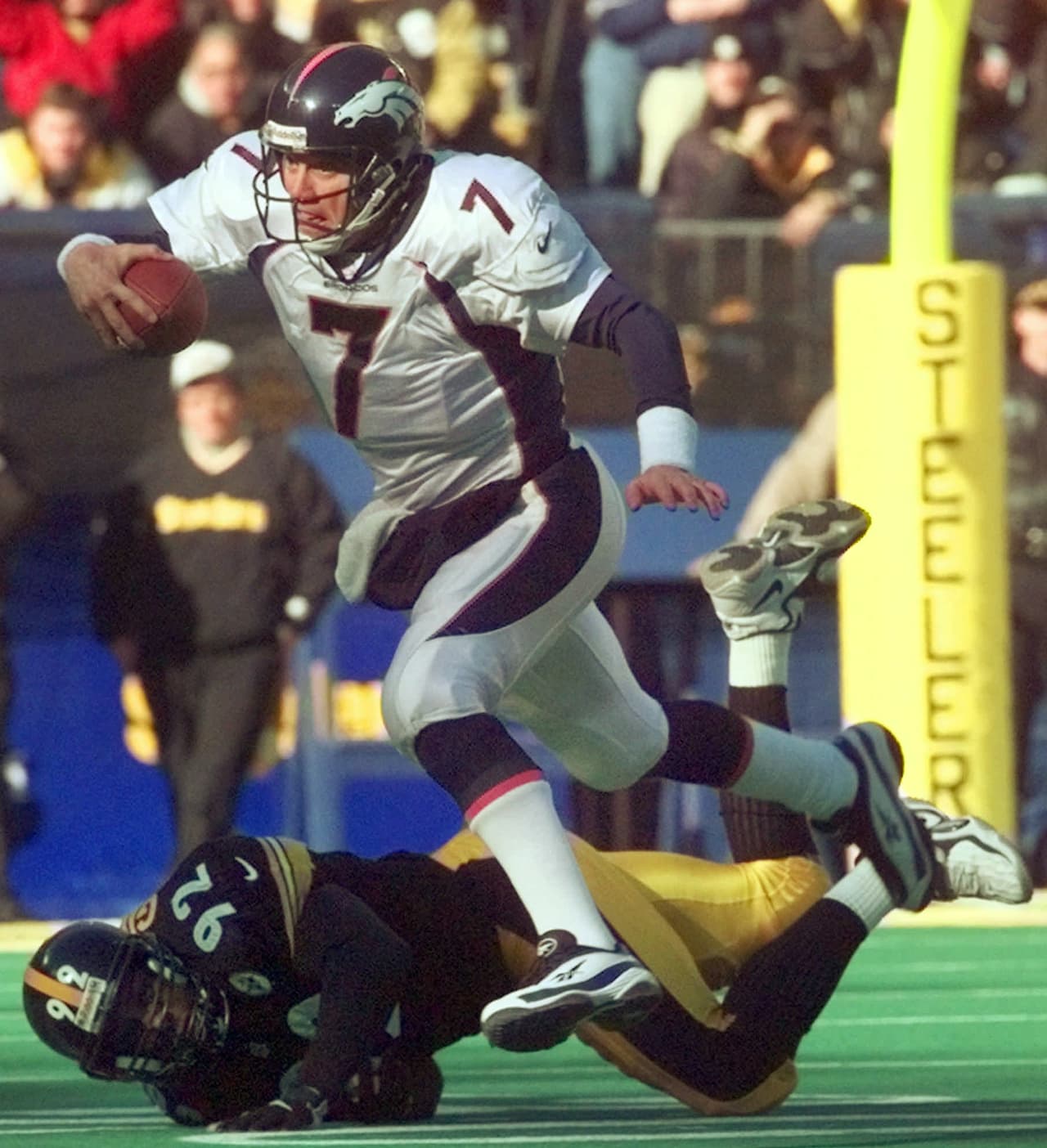 1997 Pasaron largos 6 años de transformaciones, incluyendo el uniforme, pero esta vez los Broncos de John Elway le ganan 24 - 21 a Pittsburgh y luego se coronan en el Super Bowl XXXII.
