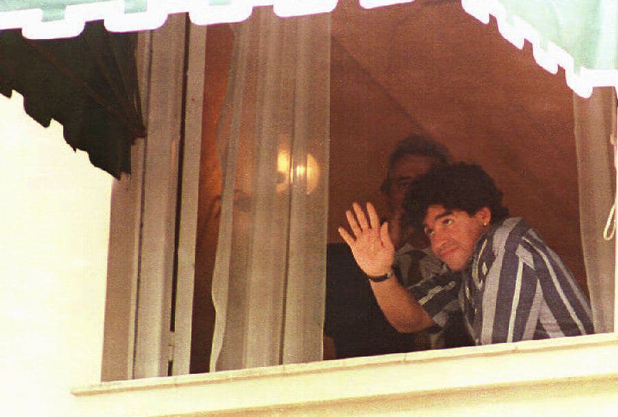 Un genio lleno de locuras durante la década de los años noventas fue Diego Maradona, cuya actitud durante esa época estuvo rodeada de controversia, en especial con la prensa.