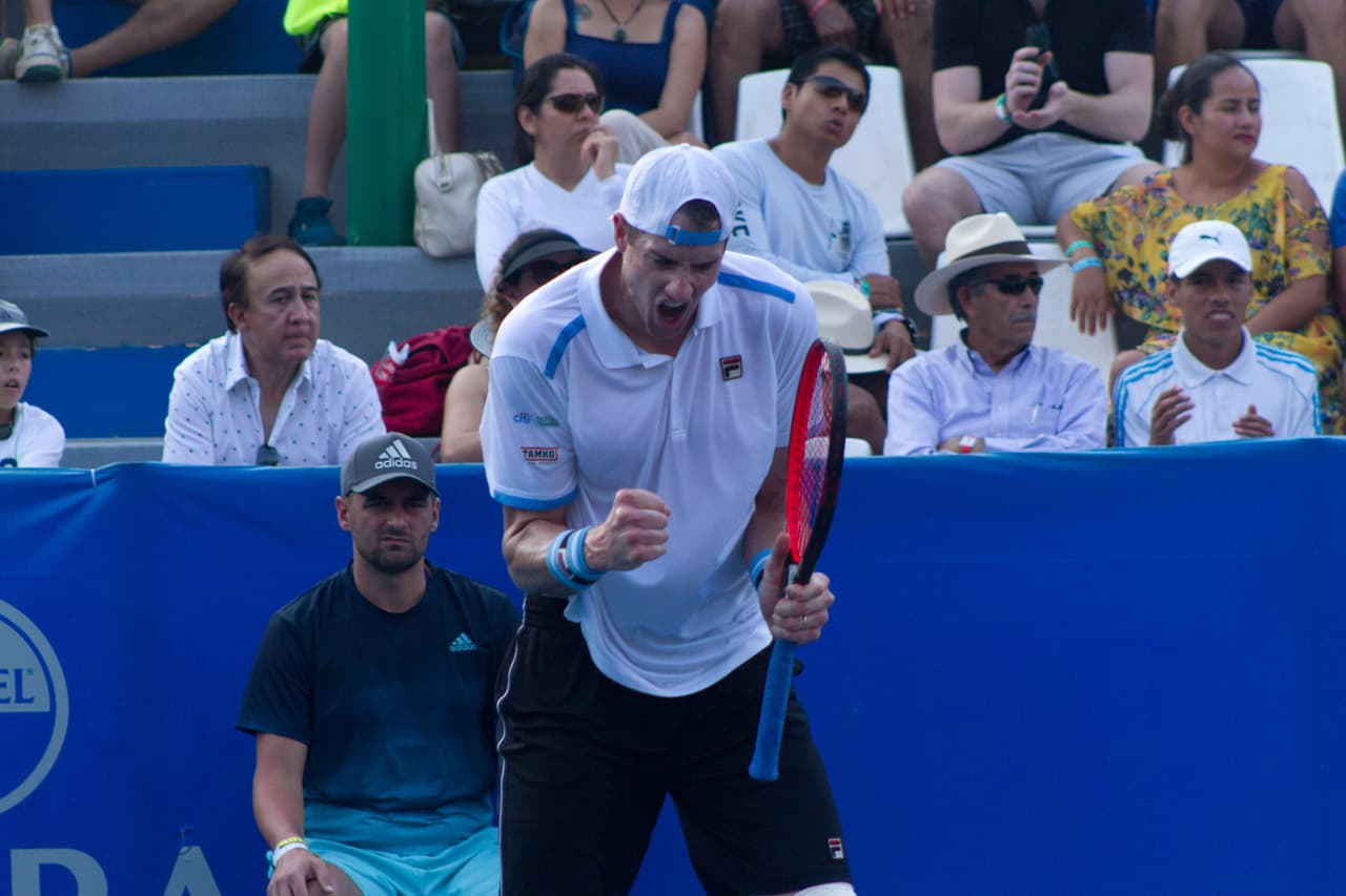 Isner avanza a Octavos de Final al despachar a Mannarino por parciales de 6-4, 4-6 y 6-3.