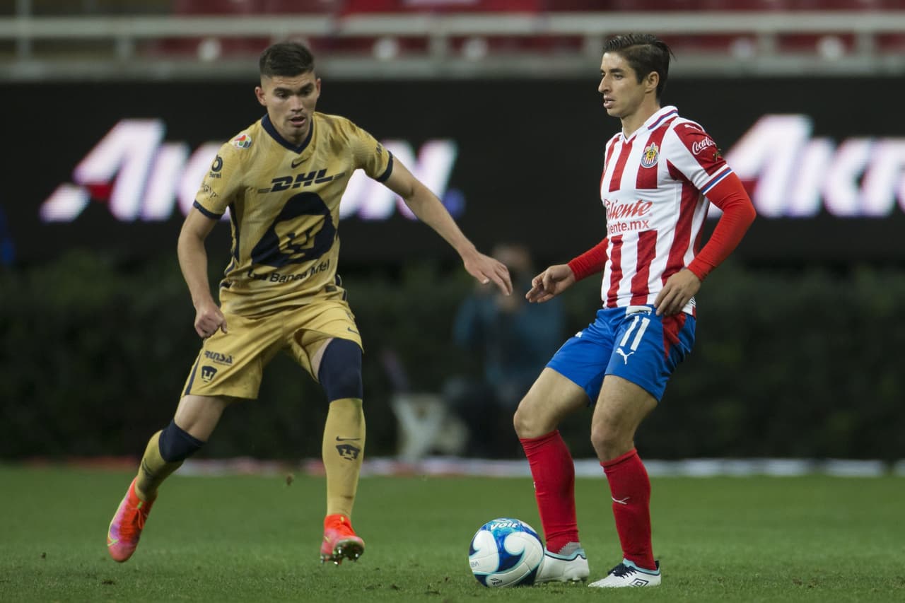 Las chivas logran venir de atrás para vencer a Pumas 2-1 y subir lugares en la tabla de posiciones.Pumas se queda en el penúltimo lugar con 5 puntos y las Chivas suben hasta la décima posición con 10 unidades.