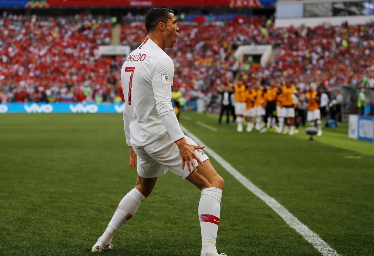 <b>Cristiano Ronaldo y su gran deseo</b>
<br>- El goleador portugués ha anotado siete goles en cuatro Mundiales disputados (Alemania, 2006, Sudáfrica 2010, Brasil 2014 y Rusia 2018).
<br>- Luce complicado que su selección llegue a una Final de Copa del Mundo y tampoco luce muy factible que see convierta en el máximo goleador de esta competición, pues está nueve tantos por debajo de Klose y a Catar 2020 llegaría con 37 años.