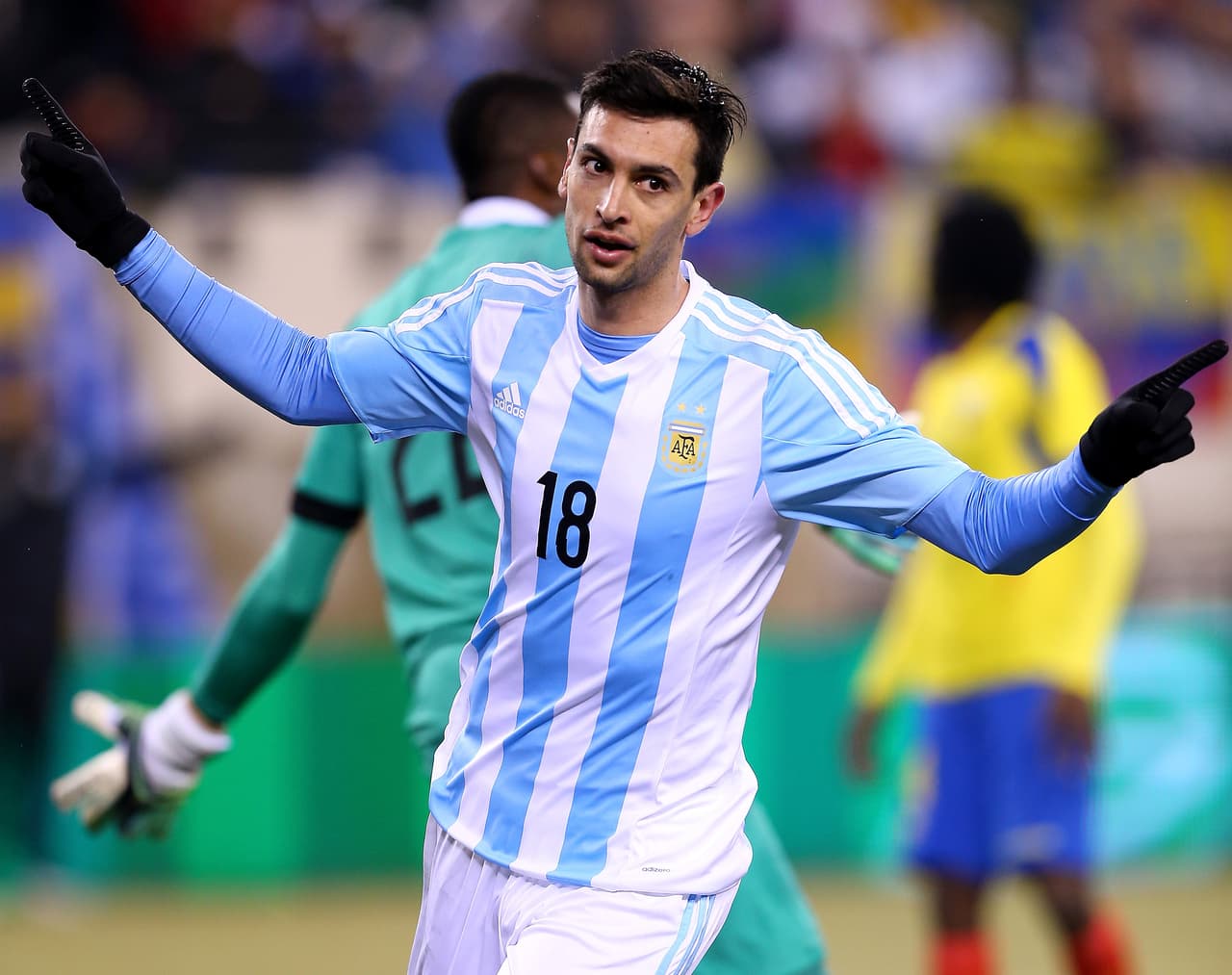 Javier Pastore. Posición: Mediocampista. Edad: 26 años. Club: Paris Saint-Germain (Ligue 1). Veces seleccionado: 27. Descripción: El 'Flaco' ha tenido un andar por Talleres, Huracán, Palermo y PSG. Su mejor momento fue con el cuadro italiano, pese a fichar con los parisinos como crack. Alternando titularidades y suplencias en su club, en su selección también tiene un rol secundario por la saturación de figuras al ataque.