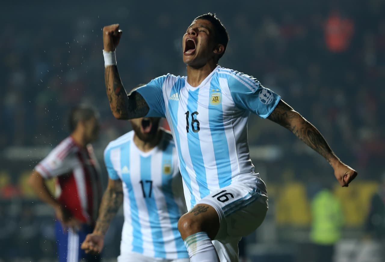 Marcos Rojo. Posición: Defensa. Edad: 26 años. Club: Manchester United (Premier League). Veces seleccionado: 37. Descripción: Ya sea como central o lateral, Marcos se ha consolidado con el seleccionado argentino y esta será su tercera Copa América, además de haber jugado el Mundial 2014. Debutó en 2008 con Estudiantes, pasando por Spartak, Sporting de Lisboa y actualmente está con el Manchester United.