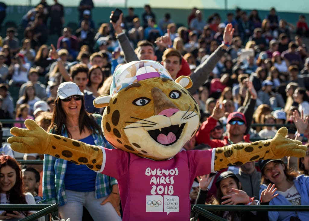 Pandi, la mascota de los Juegos Olímpicos de la Juventud, Buenos Aires 2018, animando al público en el estadio de tenis de las justas.