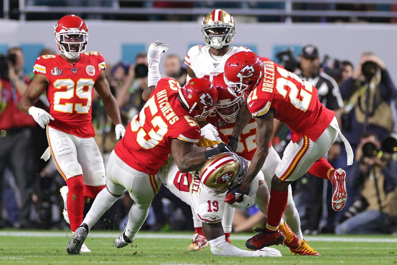 Deebo Samuel #19 de San Francisco 49ers fue tacleado de manera agresiva por la defensa de Chiefs.