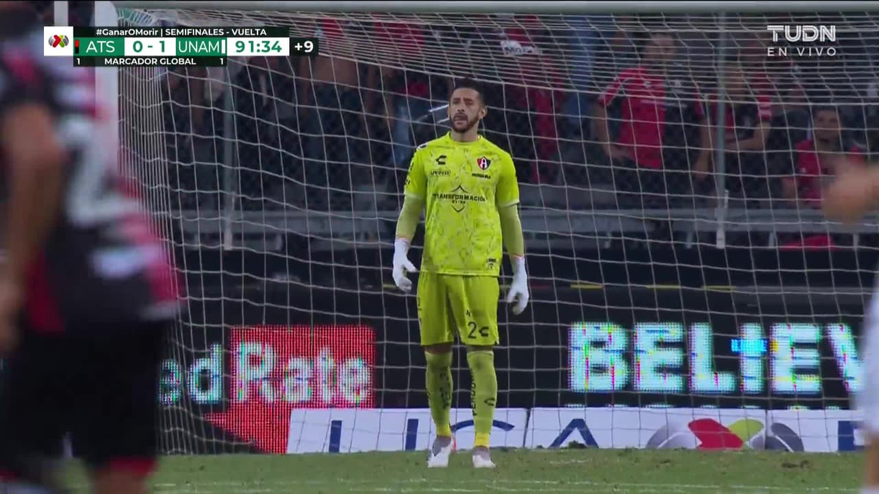 ¡Expulsión! El árbitro saca la roja directa a Juan Ignacio Dinenno.