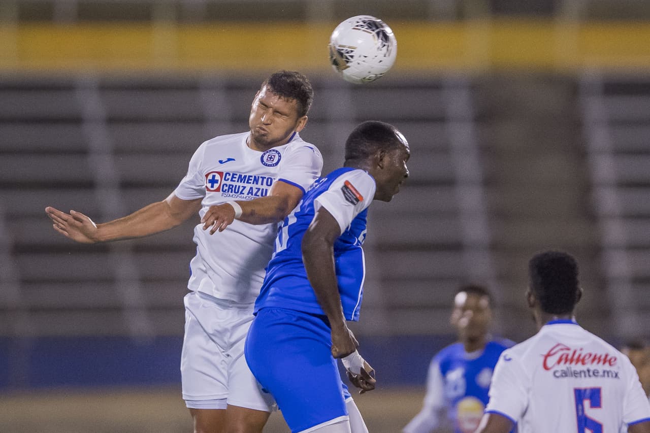 Juan Escobar se levanta y aleja el peligro de la portería de Sebastián Jurado.