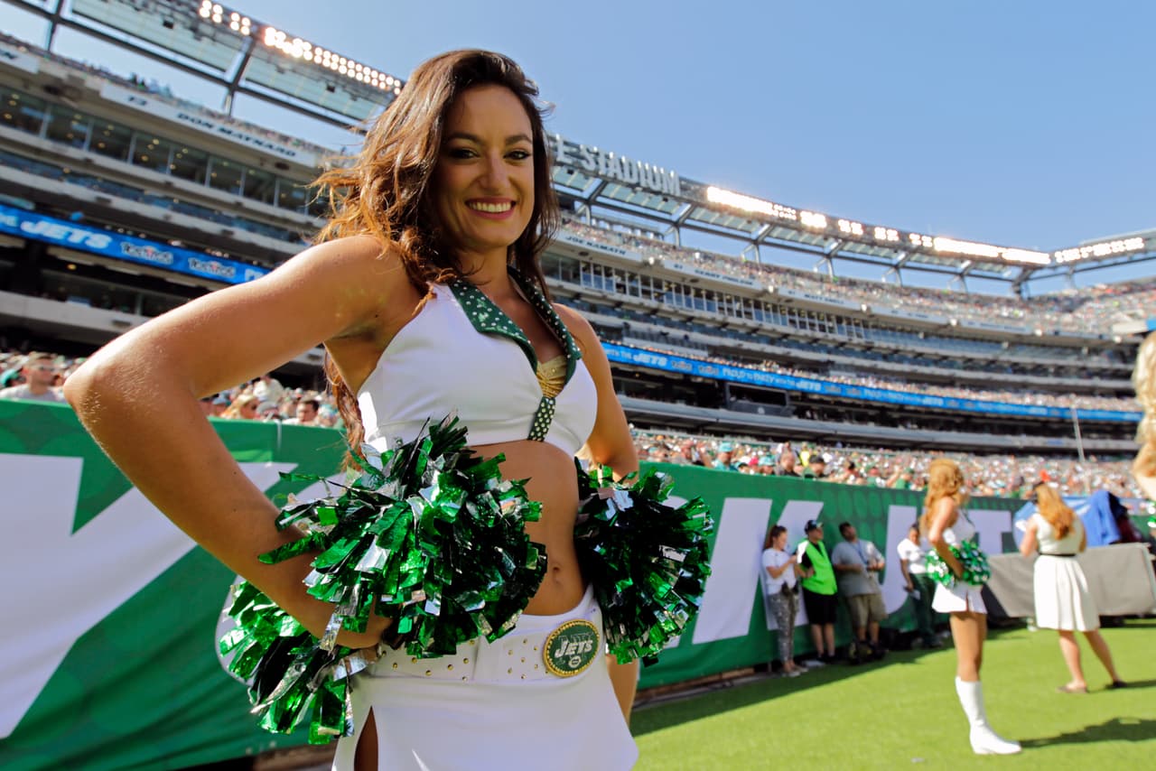 En medio de la polémica porque algunos jugadores de NFL se arrodillan en el himno de Estados Unidos, la belleza y bailes de las porristas ofrecen un aporte único al espectáculo.