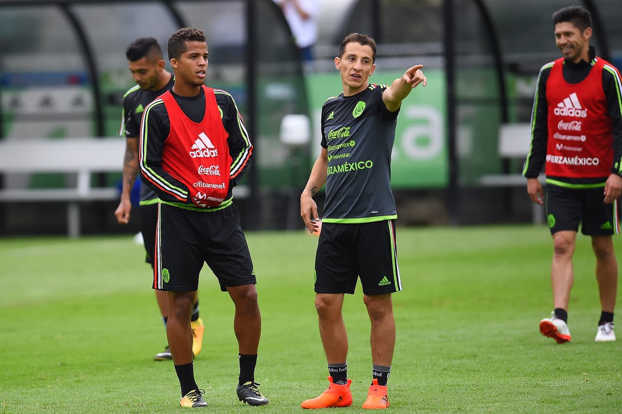 Ante la ausencia de Rafa Márquez, Guardado es un líder natural que transmite seguridad y unidad dentro del equipo.