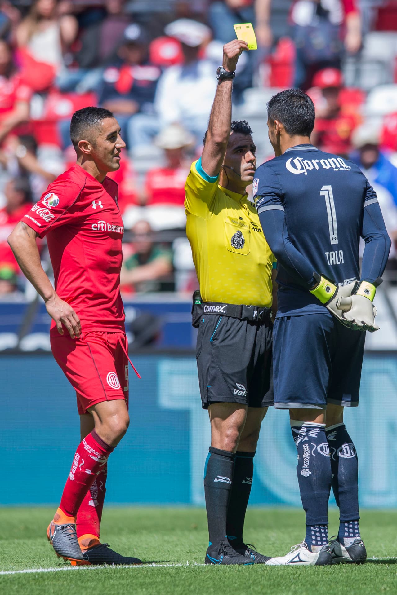 Adonai Escobedo fue el árbitro central del encuentro y requirió de siete tarjetas amarillas además de una roja directa a Cris Robert Martínez para controlar el encuentro.