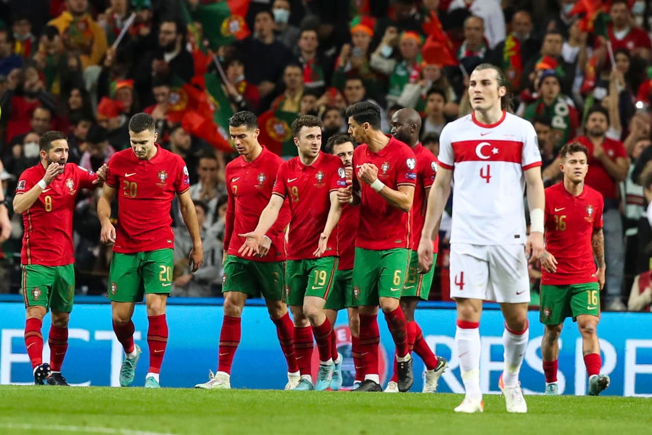 Portugal sigue con vida para clasificar al Mundial Qatar 2022 al vencer en casa 3-1 a Turquía, que falló un penal en los últimos minutos que era el empate en el Repechaje UEFA.