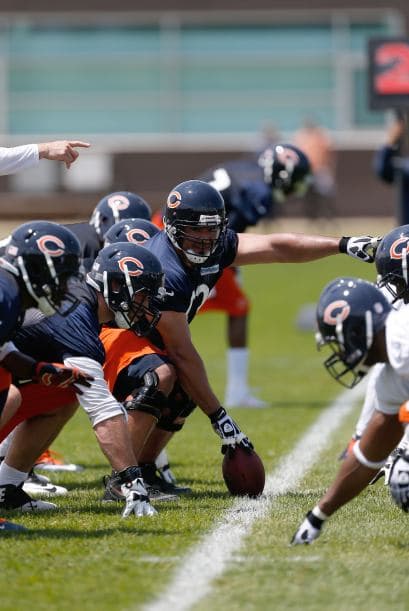 Roberto Garza ayudó de manera potencial a que su mariscal de campo, Jay Cutler, comandara a los Osos a la victoria ante los Minnesota Vikings 21-13. La línea ofensiva no permitió ninguna captura del QB y abrió los huecos para que Chicago corriera 138 yardas. Mira sus mejores imágenes. (AP-NFL)