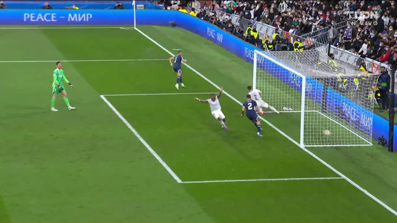 ¡TIRO ATAJADO! disparo por Vinícius Júnior.