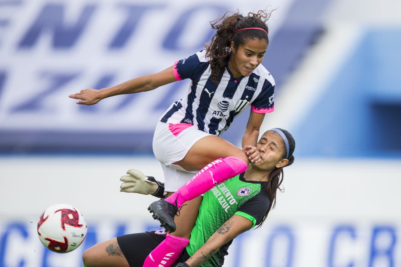 García vuela sobre la portera del Cruz Azul