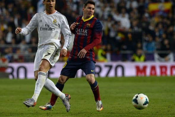 Cristiano Ronaldo y Messi protagonizan un duelo que es ya tan clásico como el mismo partido. CR7 parece estar en un momento extraordinario. Ganó el último Balón de Oro y parece imparable de cara al gol. Messi va recuperando poco a poco su mejor condición anímica y futbolística. Ahora cuenta no solo su capacidad de gol sino su visión para dar asistencias.