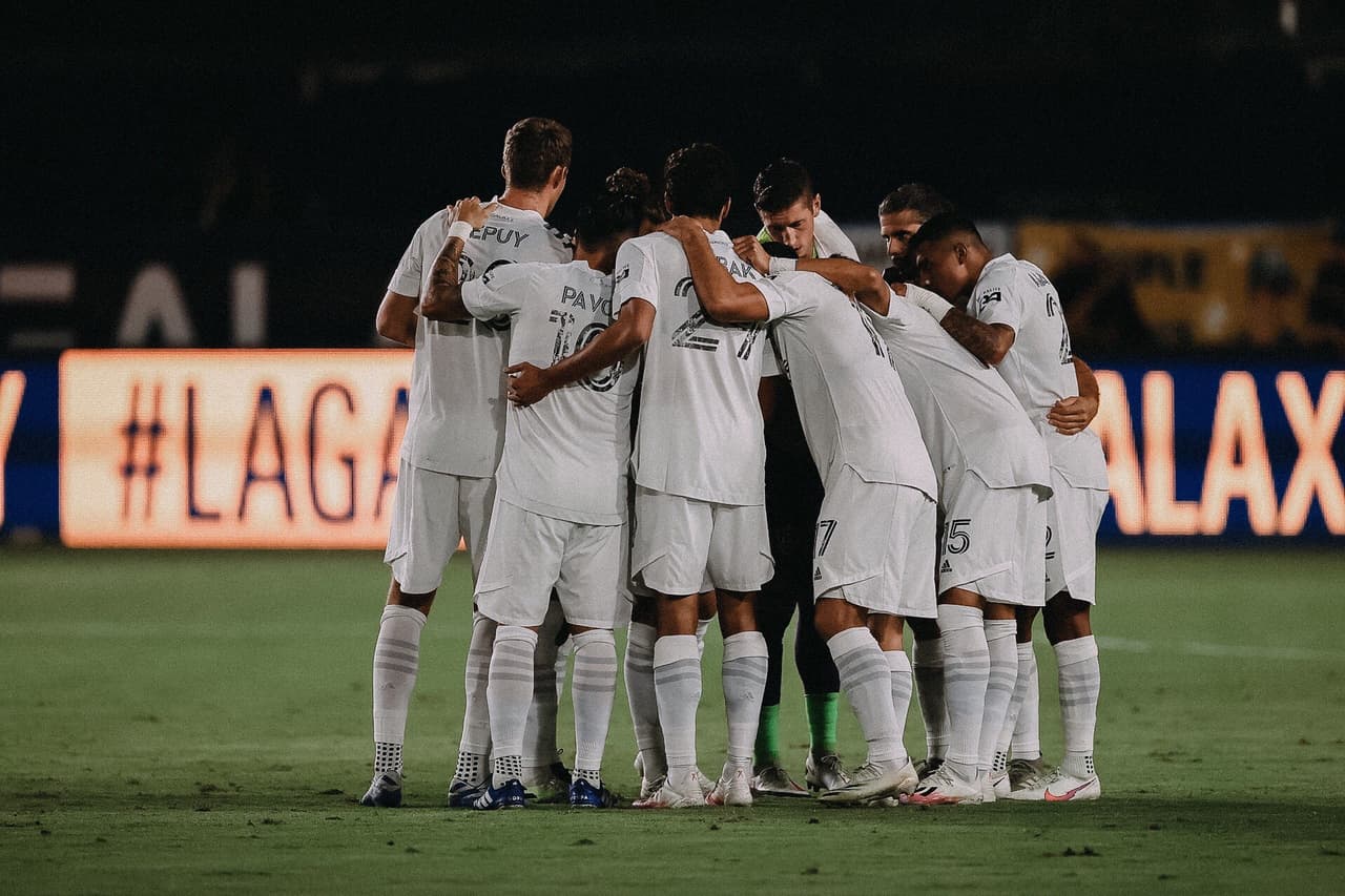 Con goles de Sebastián Lletget y Cristian Pavón, el LA Galaxy golea al LAFC en el clásico de Los Angeles.