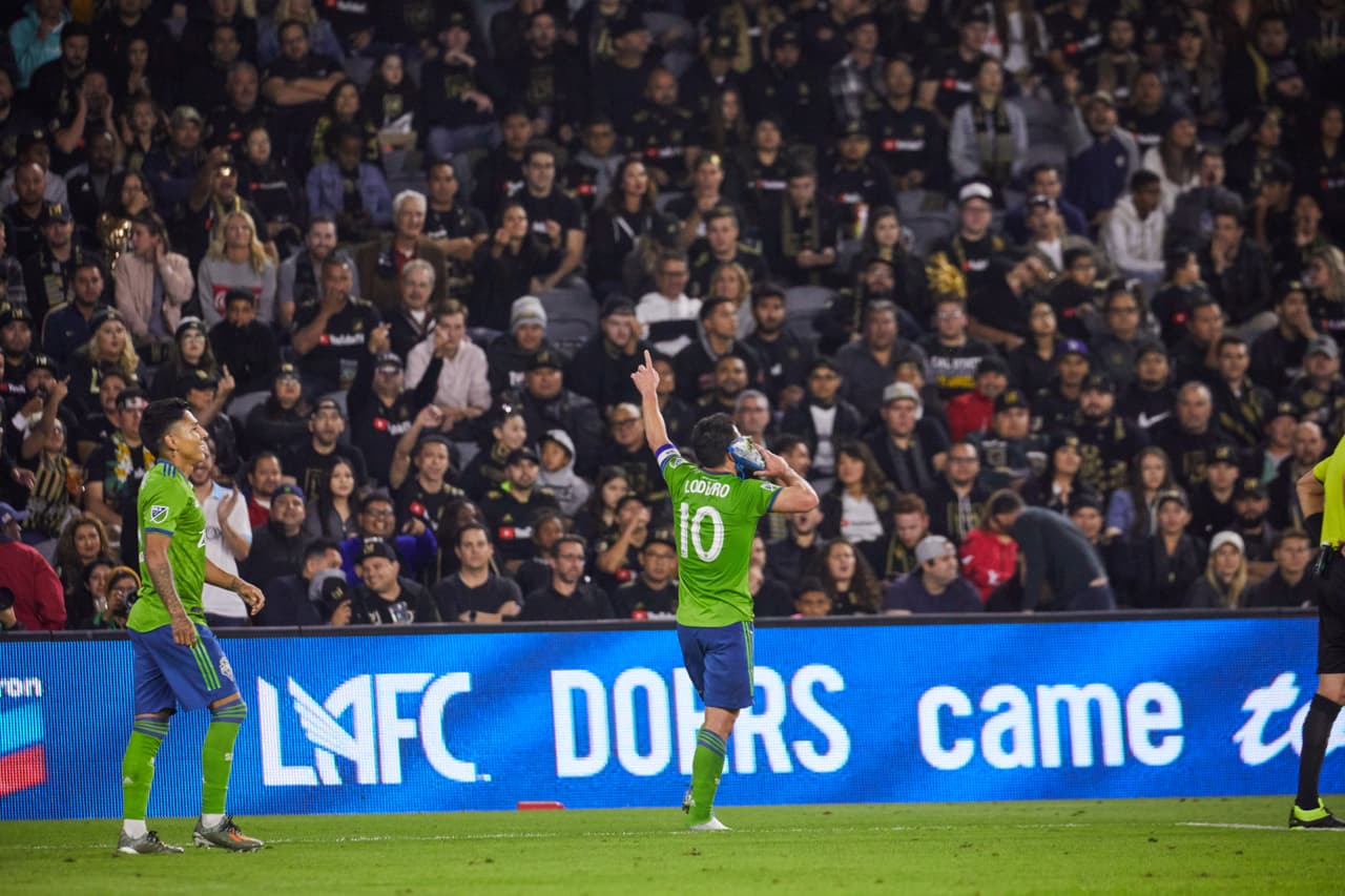 Edaurd Atuesta (17’) abrió el marcador para LAFC. Raúl Ruidíaz (22’, 64’) y Nicolás Lodeiro (26’) anotaron por los visitantes.