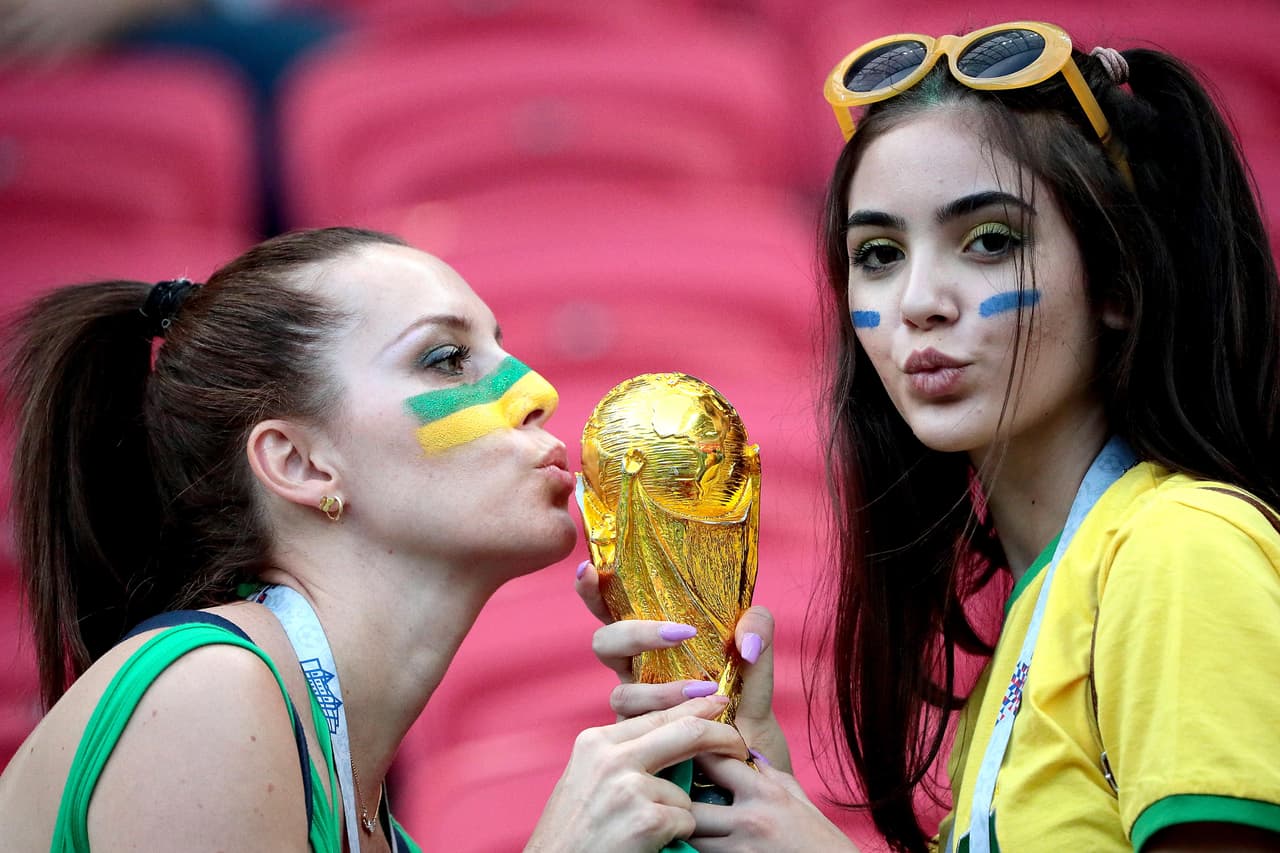 Kazan (Russian Federation), 06/07/2018.- Fans of Brazil before the FIFA World Cup 2018 quarter final soccer match between Brazil and Belgium in Kazan, Russia, 06 July 2018. (RESTRICTIONS APPLY: Editorial Use Only, not used in association with any commercial entity - Images must not be used in any form of alert service or push service of any kind including via mobile alert services, downloads to mobile devices or MMS messaging - Images must appear as still images and must not emulate match action video footage - No alteration is made to, and no text or image is superimposed over, any published image which: (a) intentionally obscures or removes a sponsor identification image; or (b) adds or overlays the commercial identification of any third party which is not officially associated with the FIFA World Cup) (Mundial de Fútbol, Bélgica, Brasil, Rusia) EFE/EPA/WALLACE WOON EDITORIAL USE ONLY