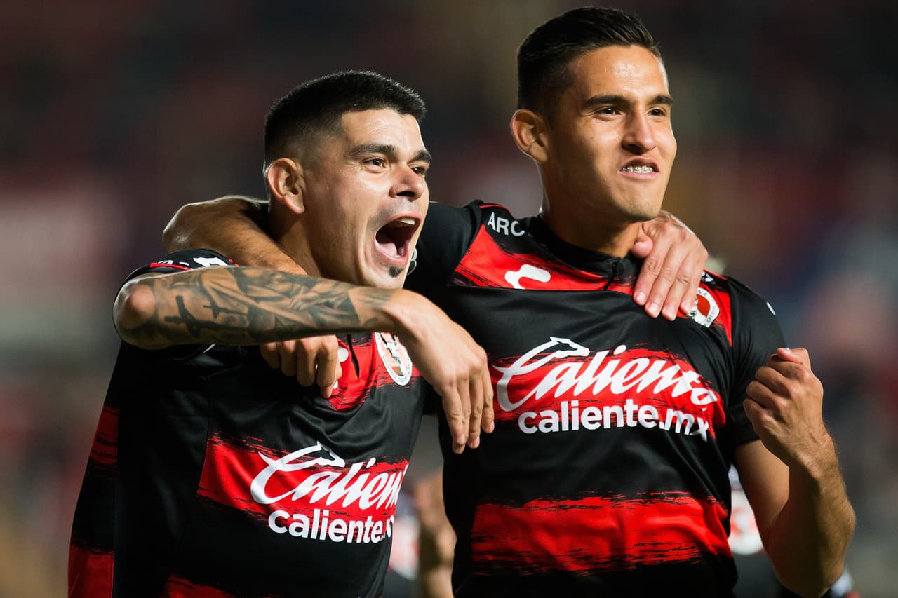 Luego de una ingenua mano, Xolos encontró la oportunidad del triunfo en un penal que convirtió el argentino Gustavo Bou (izquierda) al 90'+5 para el 2-1 definitivo.