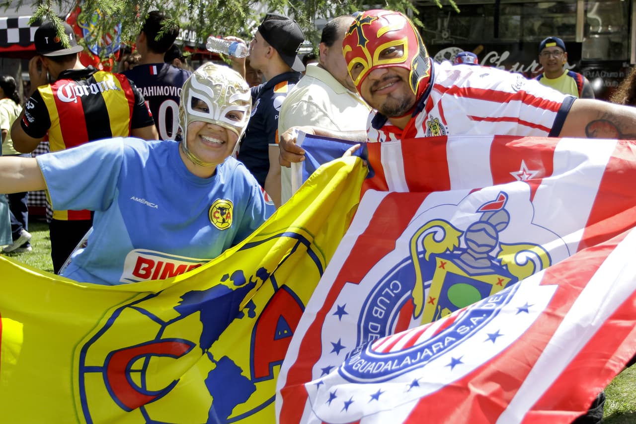 Los hinchas de América y Chivas de Guadalajara vivieron en Los Angeles una edición del Clásico Nacional en medio de la rivalidad de dos grandes y la hermandad entre dos clubes del mismo país.