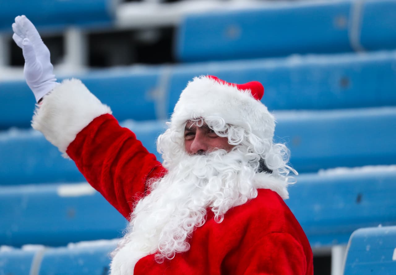 Las animadoras y los fanáticos en múltiples escenarios de la NFL en la jornada 15 vistieron la fiesta del fútbol americano de Navidad con sus atuendos y demás accesorios de las festividades.