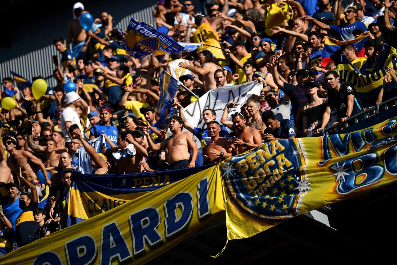 Quienes también se hacían sentir en las tribunas del estadio catalán eran los fanáticos de Boca Juniors, que con sus habituales arengas mantenían el ruido ante el silencio característico de las aficiones europeas.