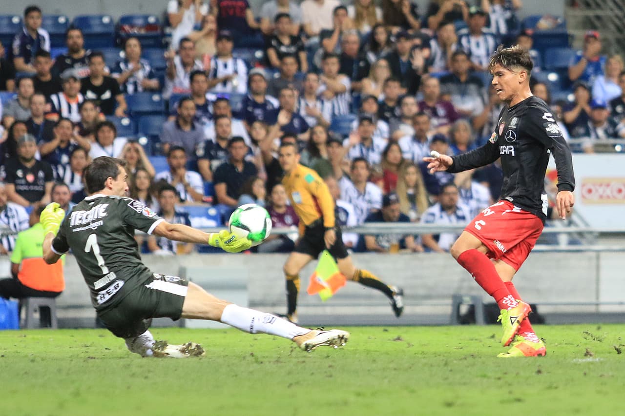 El arquero Marcelo Barovero se vistió de héroe en este mano a mano con Fernando González (derecha).