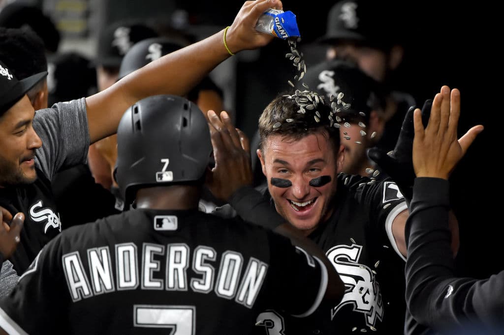 Así fue recibido James McCann en el dugout de los Chicago White Sox luego de conectar su segundo jonrón de la campaña de 2019.