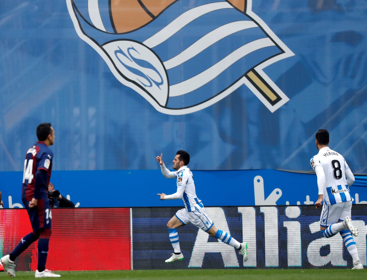 Juan Miguel Jiménez 'Juanmi' (centro) abrió el marcador al primer minuto de juego para Real Sociedad y prendió la fiesta local.