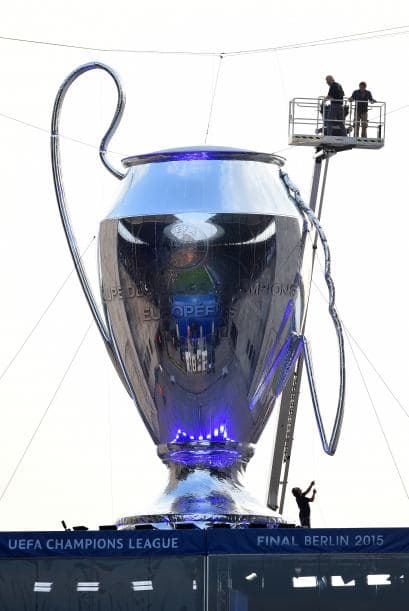 Los aficionados al fútbol pintaron el Olympiastadion de Berlín para alentrar a blaugrana y biaonconeros en la pelea por llevarse el trofeo de la Champions.