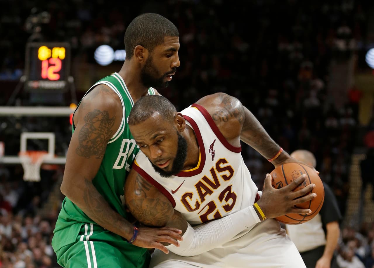 En un duelo de contendientes a campeón y con una gran dósis de morbo Kyrie Irving volvió a pisar la cancha de los Cavaliers de Cleveland, sólo que con otro rival.