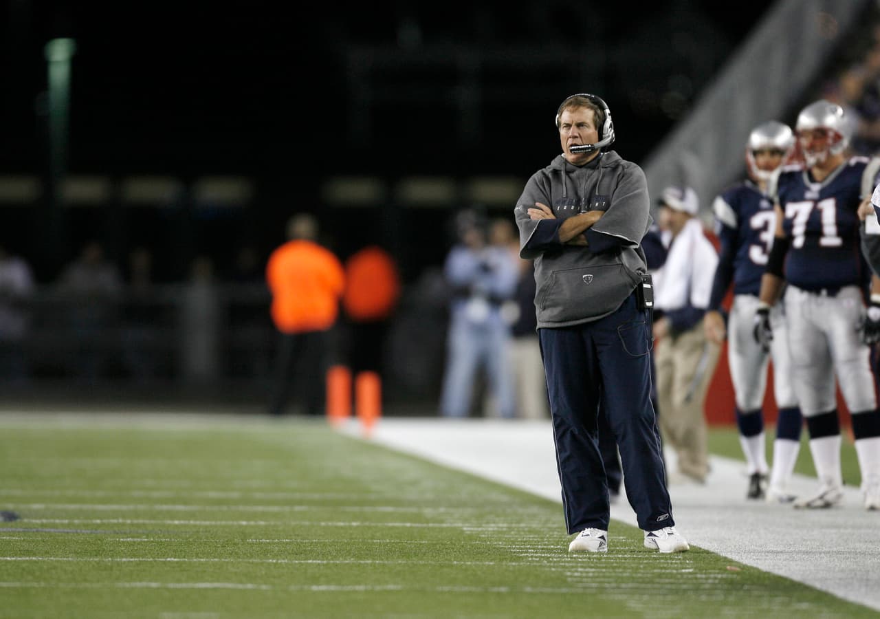 <b>Siempre está al límite y con el libro en la mano</b>
<br>A pesar de que algunas decisiones tanto fuera como dentro del campo han juzgado su capacidad, Belichick es un head coach que dirige al borde, siempre pegado a la línea y con el 'libro en las manos'.