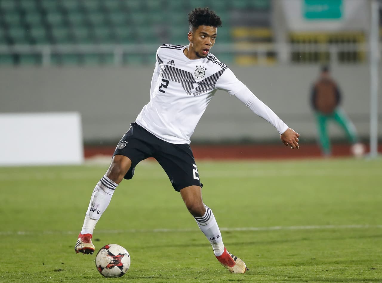 El joven alemán Benjamin Henrichs, del Bayer Leverkusen, estaría siendo seguido por el Chelsea.