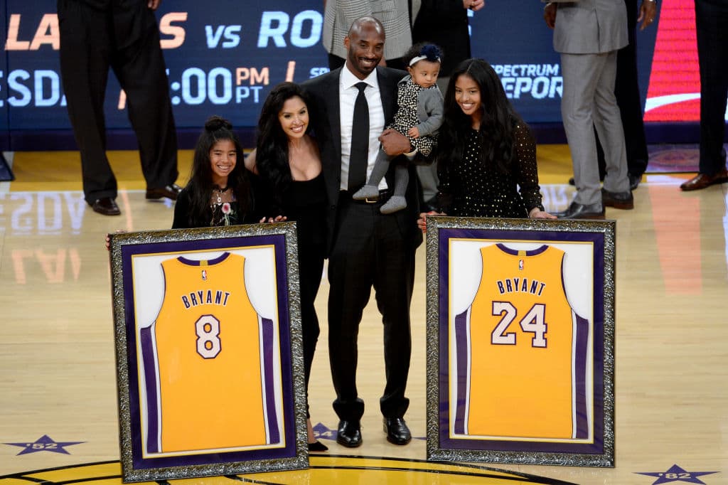 Kobe y su familia tras su retiro de las canchas.