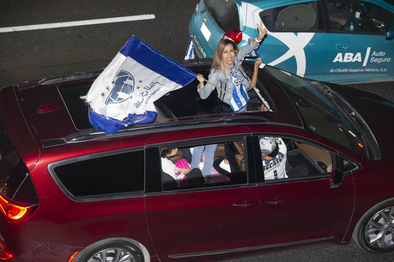 Miles de personas se congregaron en la Macroplaza de Monterrey para la celebración del campeonato de Rayados.