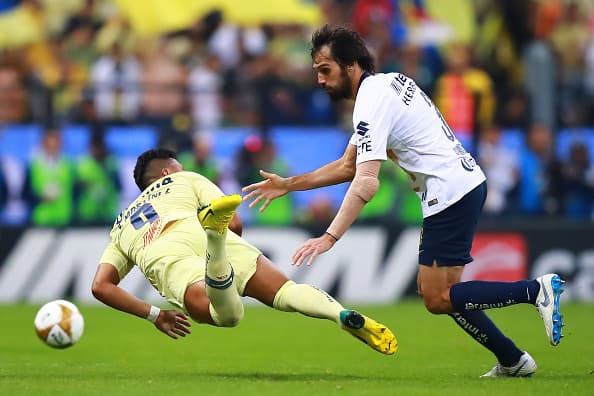 <b>Alejandro Arribas: 0. | </b>El defensor español perdió la marcación y fue factor en dos goles de las Águilas. Nunca pudo establecer el liderazgo que necesitaba la defensa universitaria.