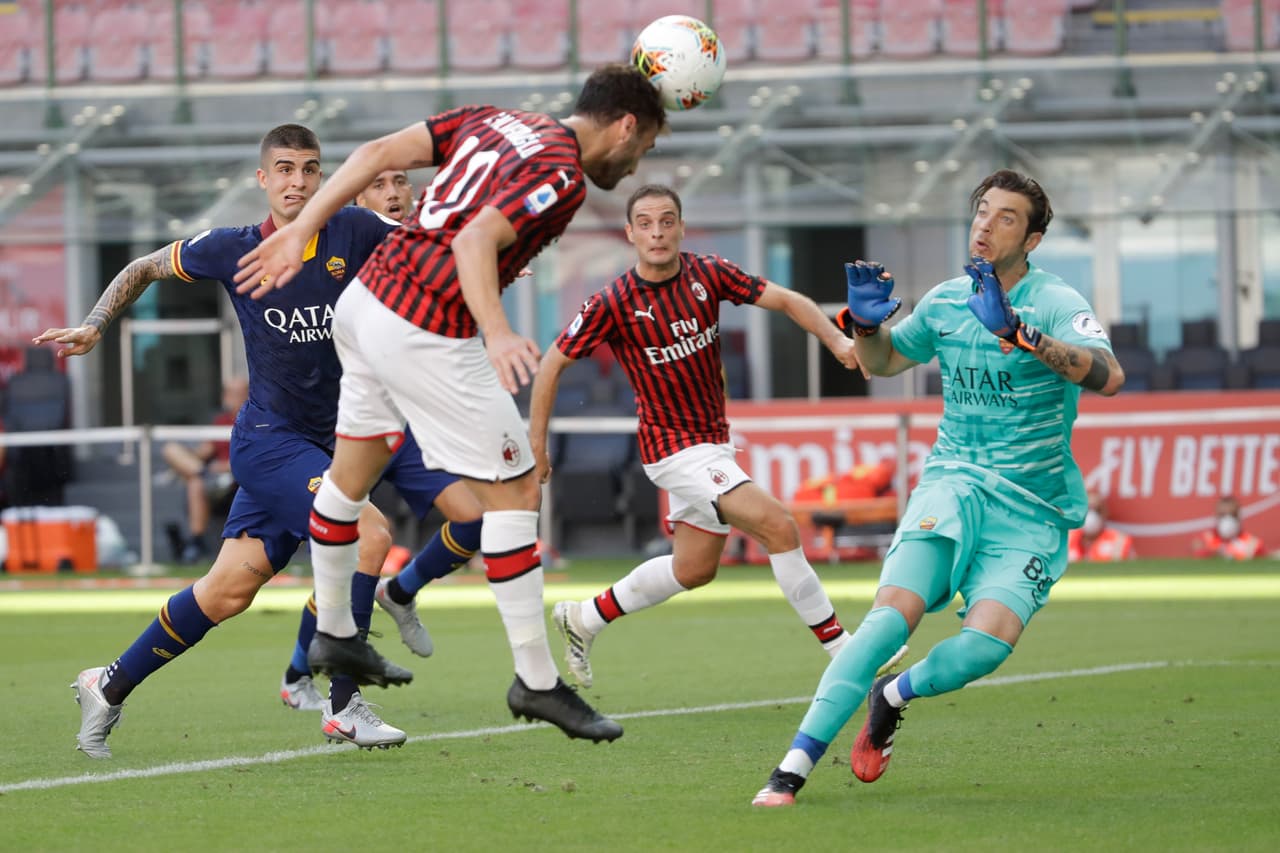 Remate de cabeza de Hakan Calhanoglu que no puede tocar la red.