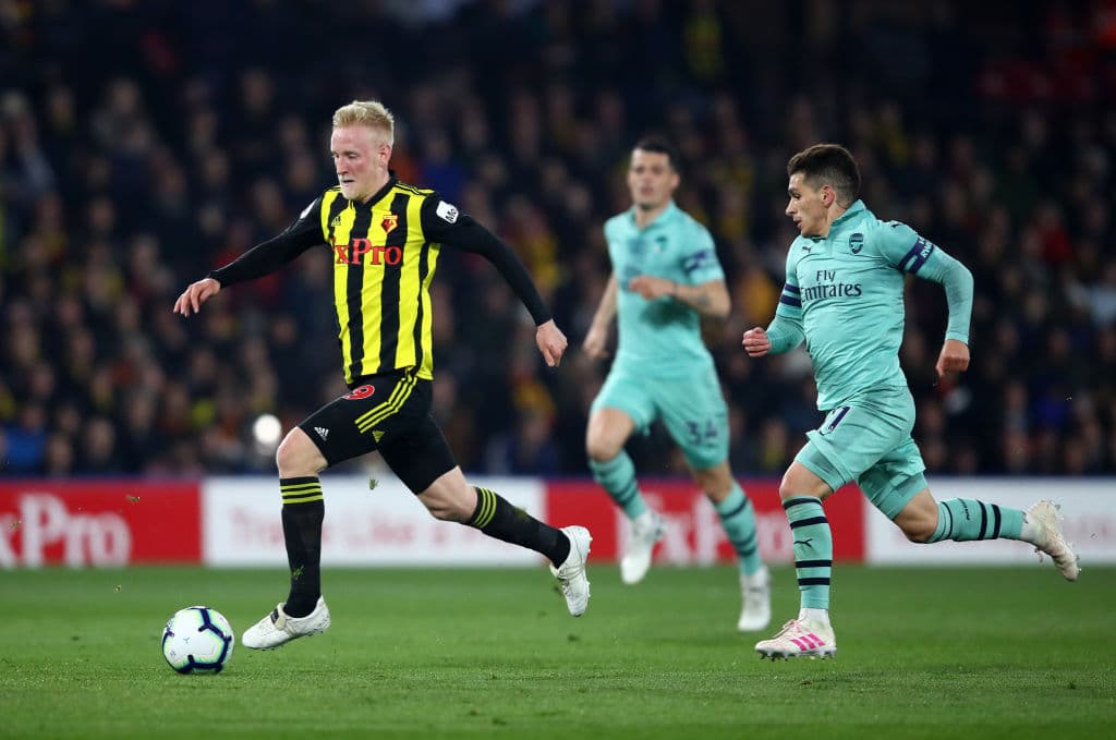 Aquí en la imagen Will Hughes tratando de generar algo de ofensiva para el Watford tras rebasar a Lucas Torreira del Arsenalpero todo quedaba en tibias llegadas.