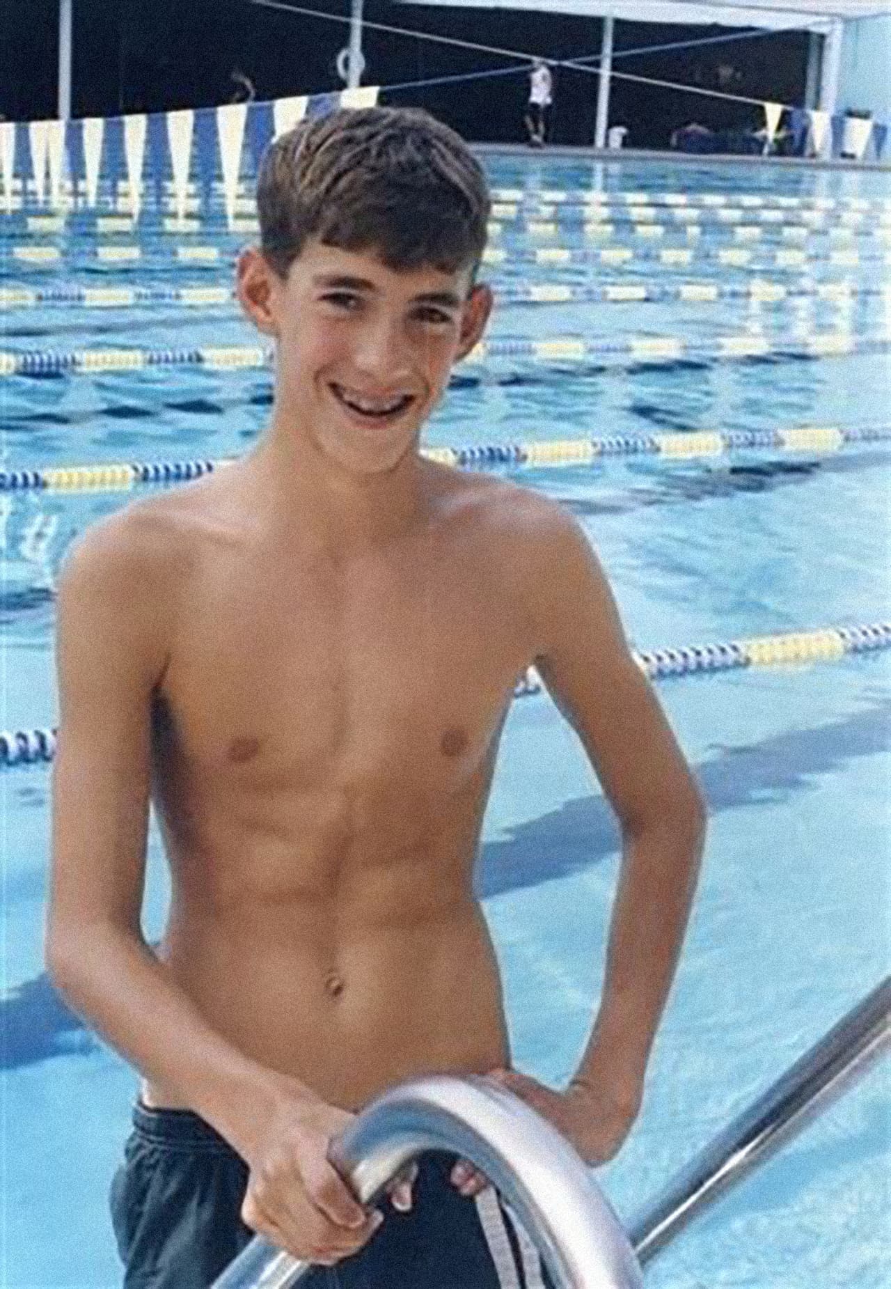 Michael Fred Phelps II nació el 30 de junio de 1985. Es el menor de tres hermanos. Influenciado por ellos y por el deseo desesperado de la familia por calmar su hiperactividad, entró a una piscina olímpica a los 7 años de edad.