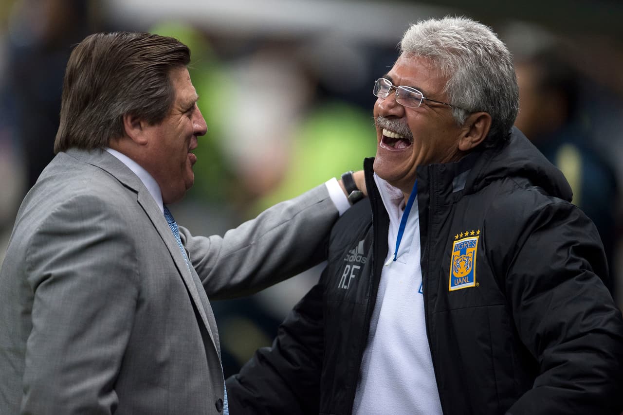 La buena energía se transmitió entre los entrenadores de ambos equipos, en una muestra de respeto y aprecio por el rival.